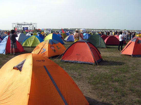 場地內(nèi)的帳篷